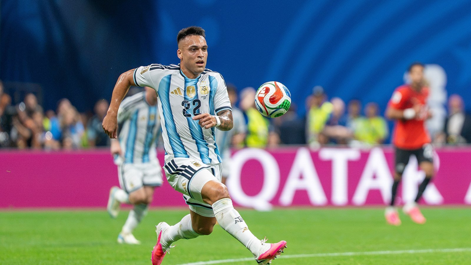 Lautaro Martínez Argentiinan maajoukkueen pelipaidassa jalkapallokentällä