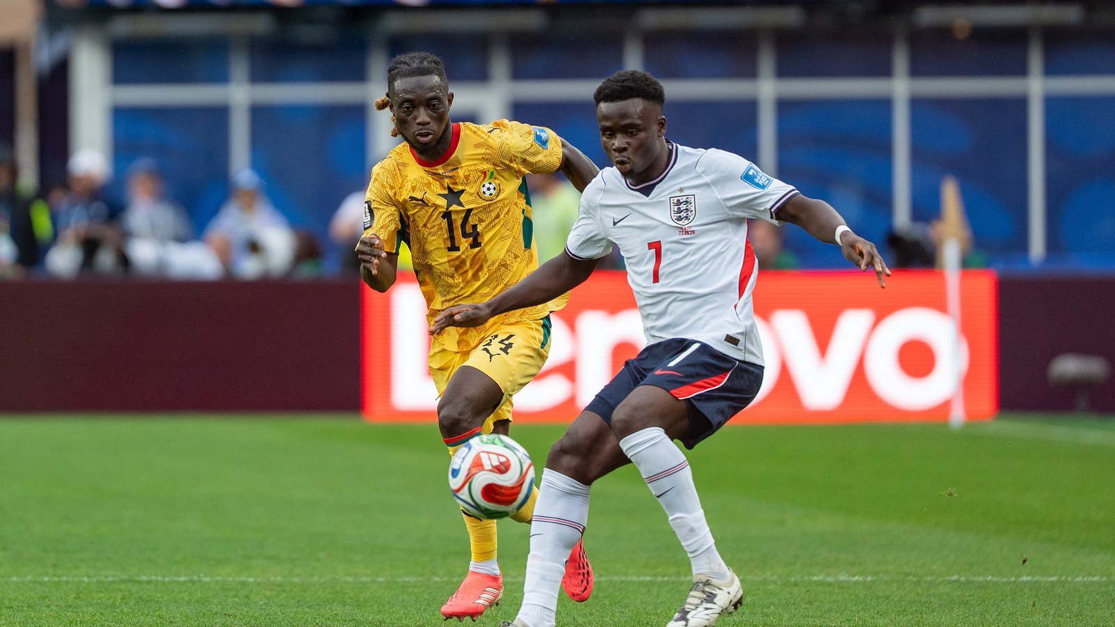 Bukayo Saka kuljettaa palloa Englannin paidassa pelitilanteessa