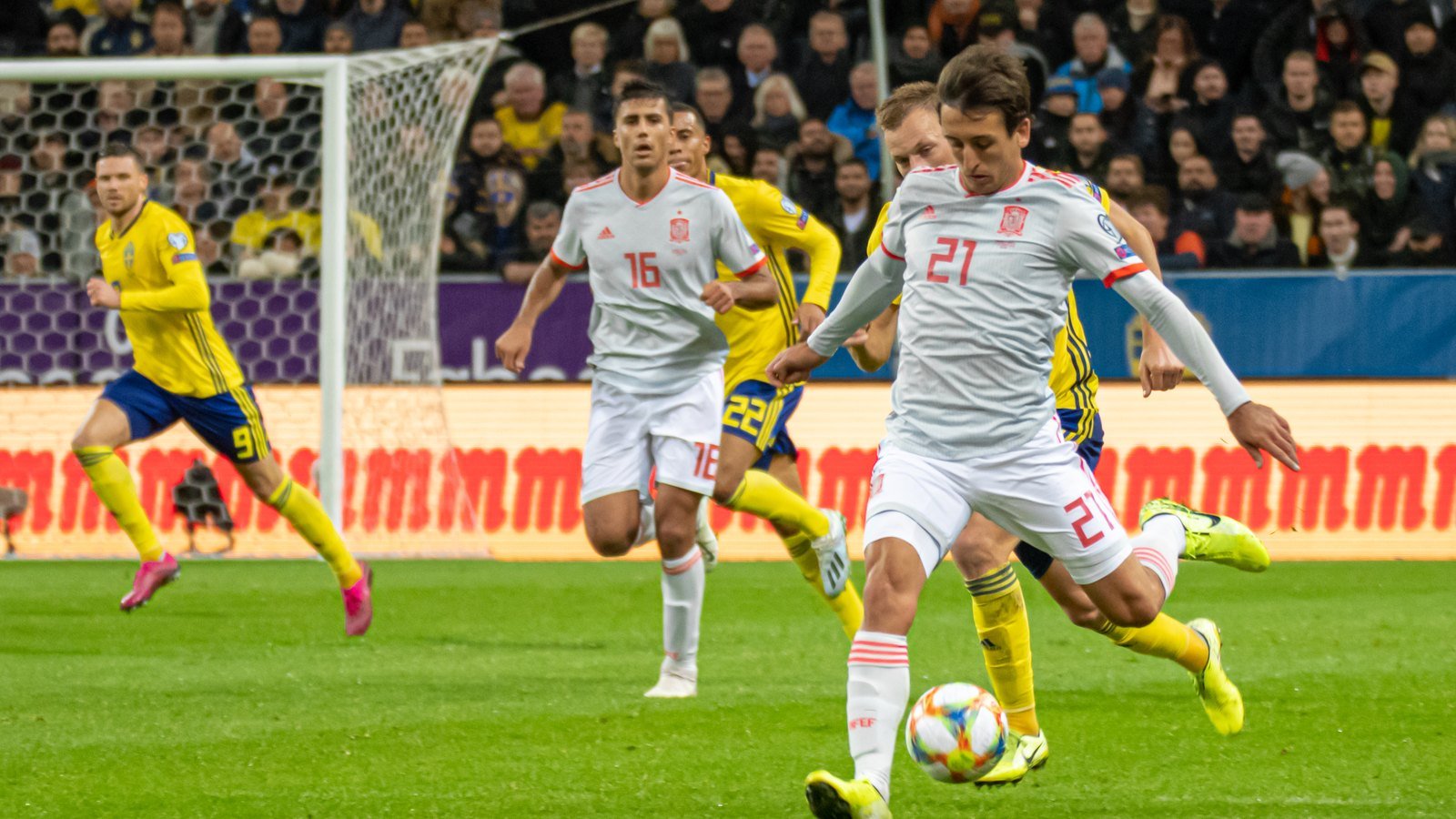 Espanjan Mikel Oyarzabal kuljettaa palloa maajoukkueen valkoisessa vieraspaidassa ottelutilanteessa