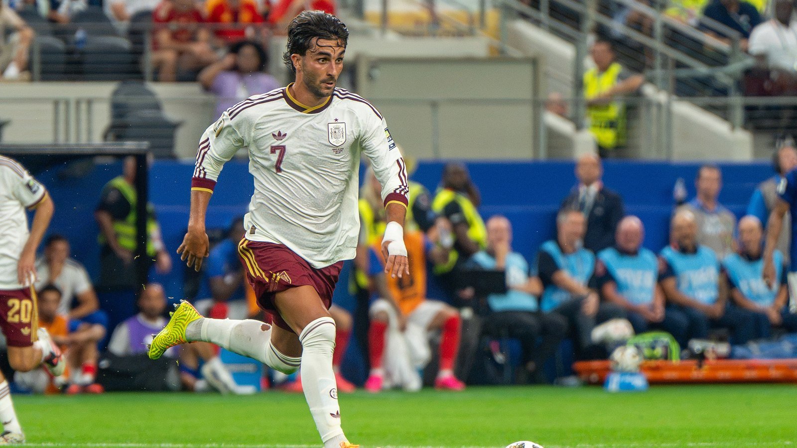 Ferran Torres juhlii Espanjan maailmanmestaruutta jalkapallon MM-finaalin jälkeen