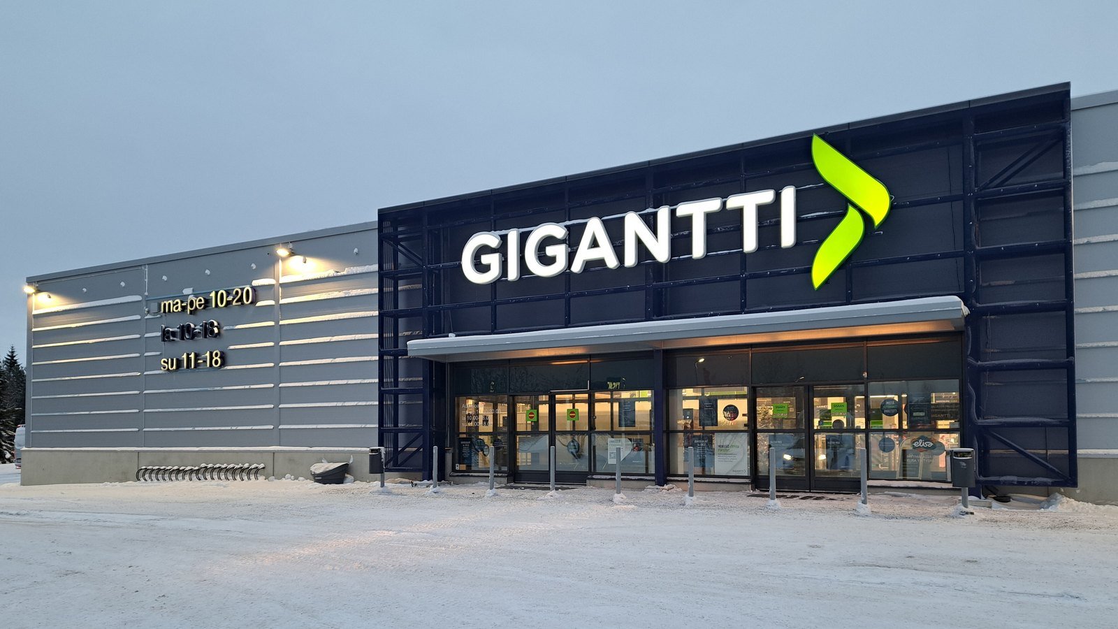Gigantti-myymälän julkisivu, jonka seinässä näkyy ketjun suuri logo.