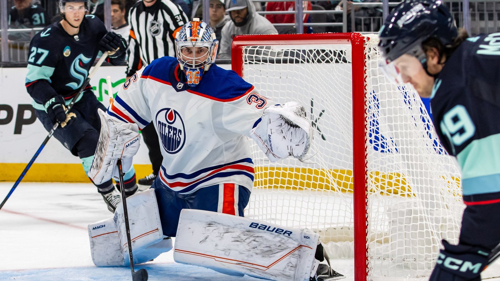 Jack Campbell torjuntatyössä NHL-maalivahdin varusteissa