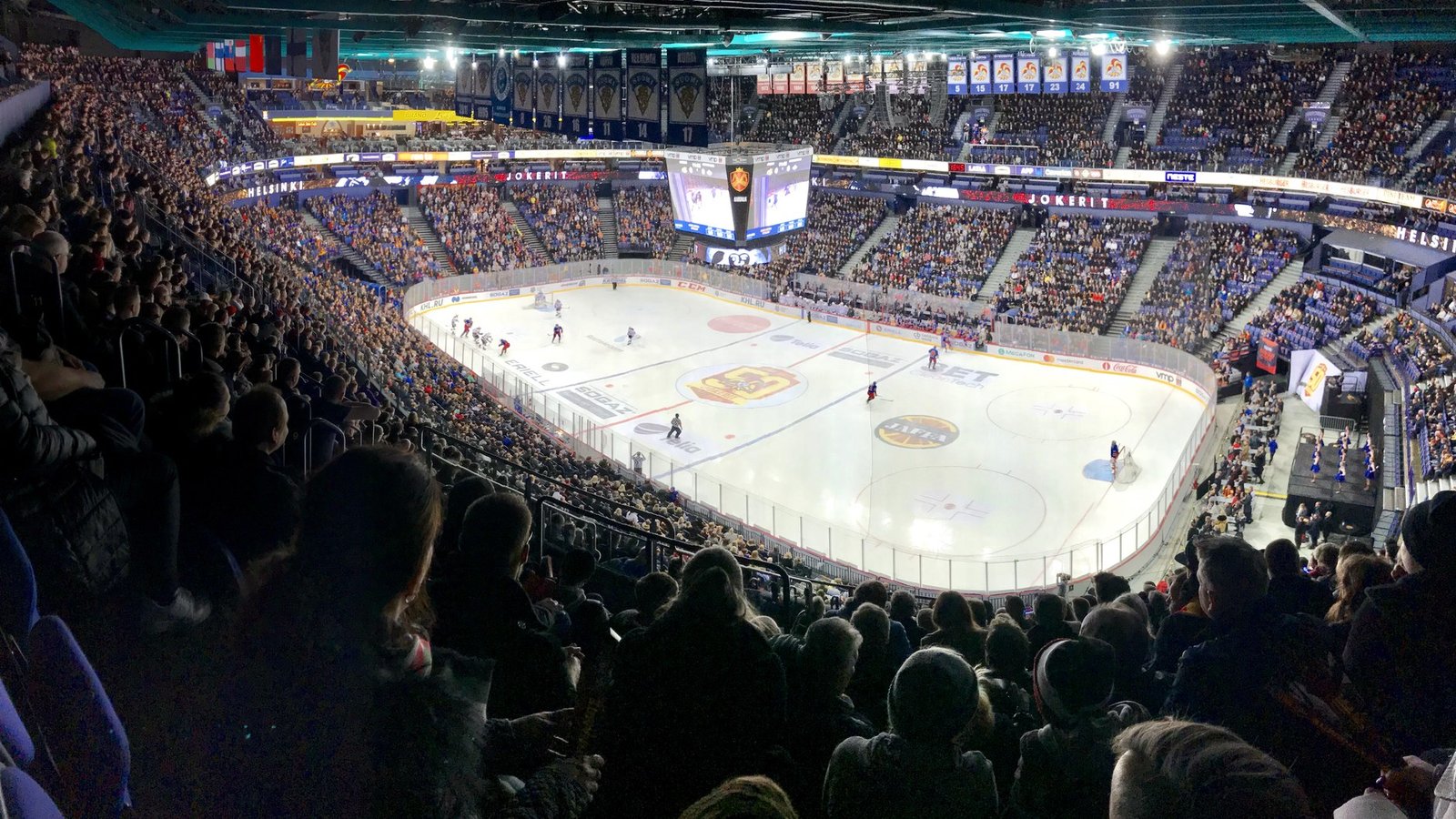Täysi jääkiekkoareena Helsingissä — Liigan ammattilaisolosuhteet, joita Ketterältä edellytetään.