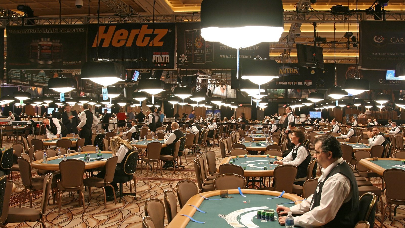 Pokeripöydän pelimerkkejä ja kortteja World Series of Poker -turnaustunnelmassa Las Vegasissa