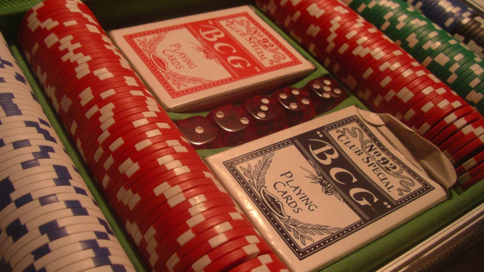 Kuvituskuva pokerimerkeistä ja pelikorteista — Sääskilahden WSOP-hopea