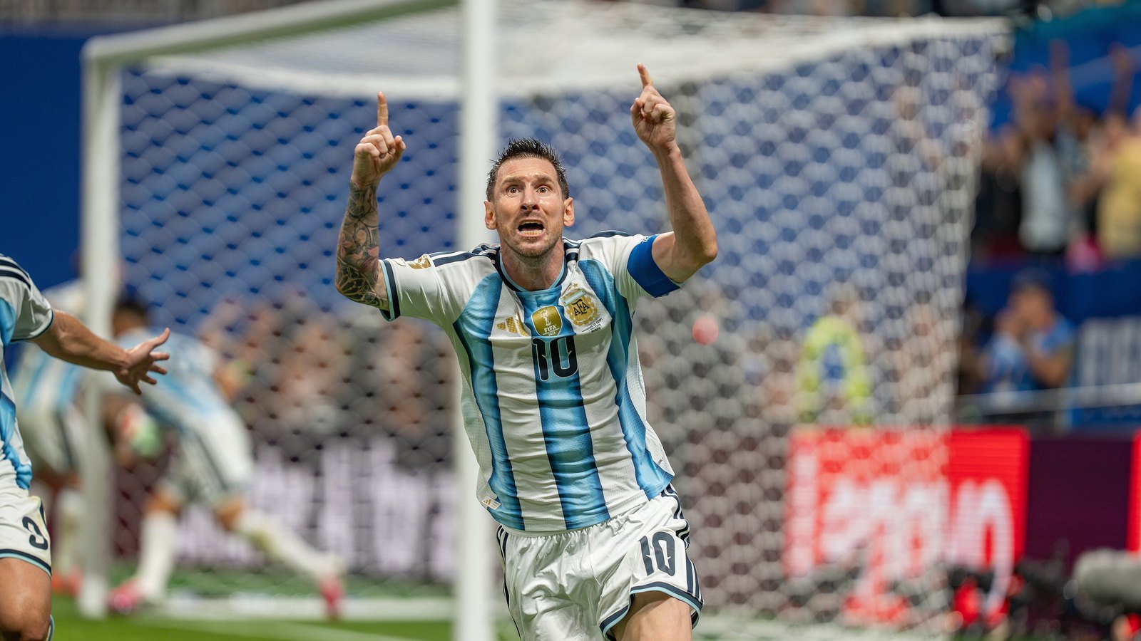 Lionel Messi lähikuvassa Argentiinan maajoukkueen paidassa