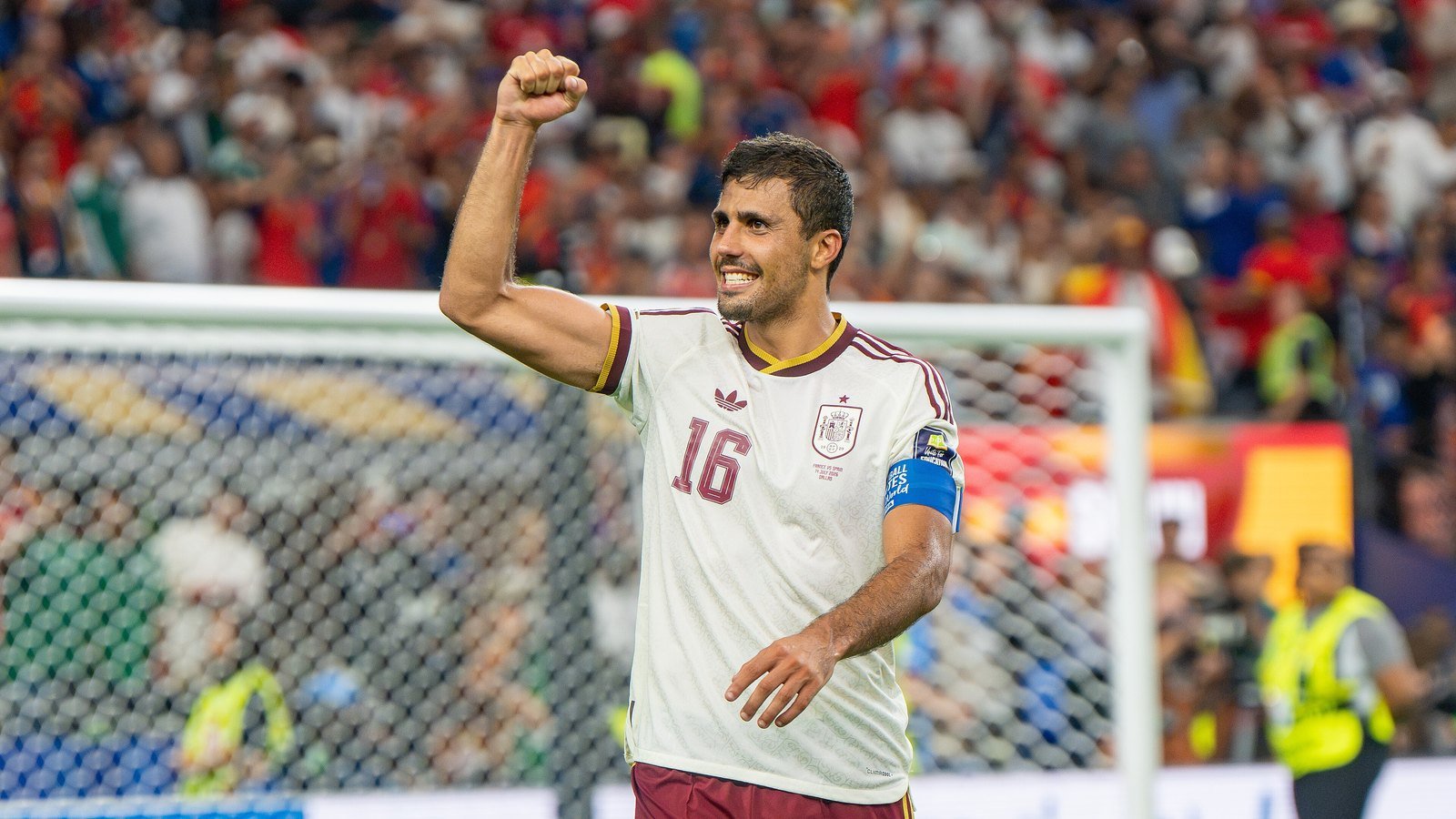 Espanjan Rodri kuljettaa palloa pelitilanteessa MM-kisoissa