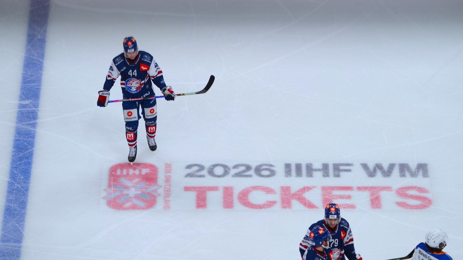Jääkiekkomaalivahti torjuu kiekon MM-kisojen ottelussa