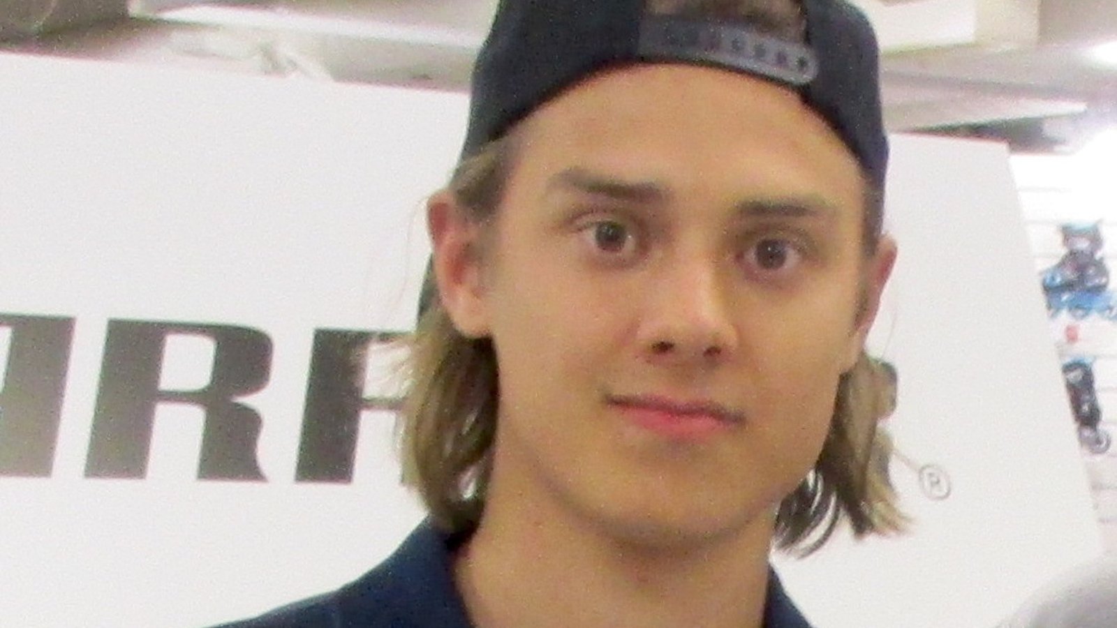 Tyhjä jääkiekkokaukalo — Carolina Hurricanes odottaa konferenssifinaalin alkua.